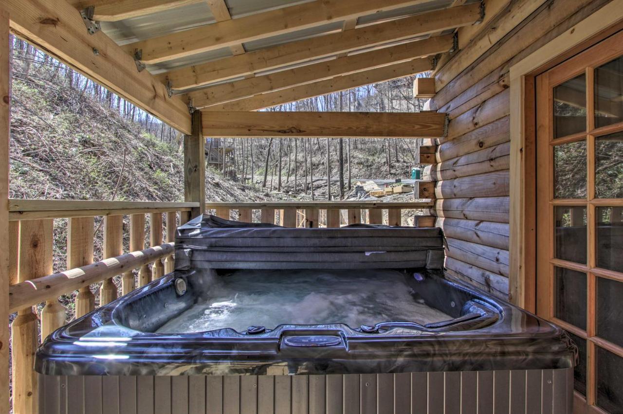 The Phoenix Cabin With Hot Tub In Gatlinburg! Extérieur photo